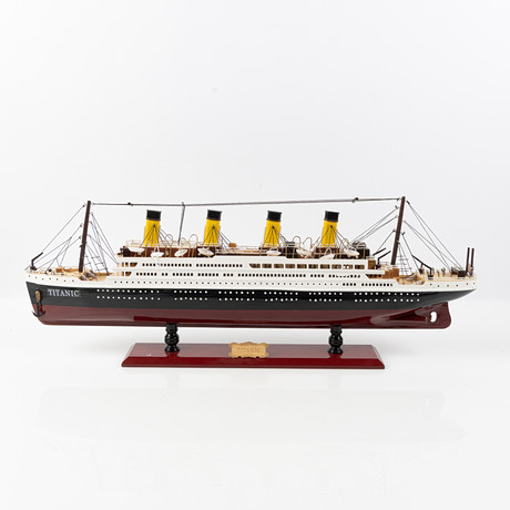 POND YACHT, "Titanic", bemålat köl, 1900-talets andra hälft. på auktion hos Stockholms Auktionsverk Helsingborg