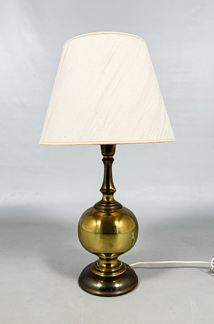UNO DAHLEN. BORDSLAMPA, gulmetall, "Aneta", Växjö. på auktion hos Auktionshuset STO Bohuslän