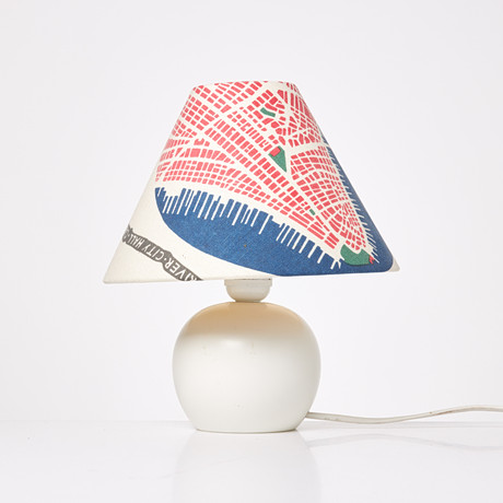 JOSEF FRANK. Bordslampa, modell 2575, Firma Svenskt Tenn, lackerat trä, lampskärm textilen Manhattan, märkt. på auktion hos Stockholms Auktionsverk Sickla