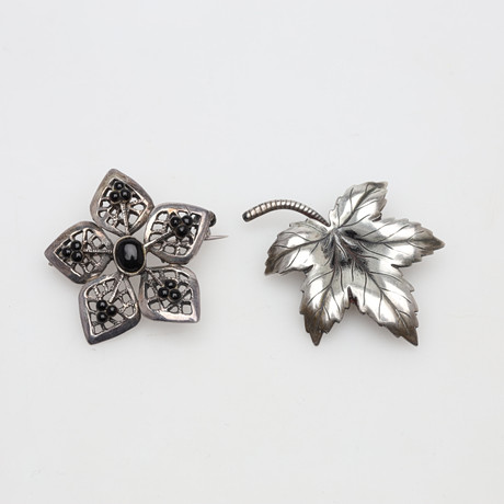BROSCHER, 2 stycken, silver, bruttovikt ca 17 gram. på auktion hos Borås Auktionshall
