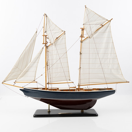 POND YACHT, seglande modell "Lovisa af Utö", bemålat köl, sydda segel, 1900-tal. på auktion hos Stockholms Auktionsverk Helsingborg