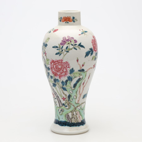VAS, balusterformad, Famille Rose-dekor, Qianlong/Chien Lung, 1700-tal. på auktion hos Borås Auktionshall