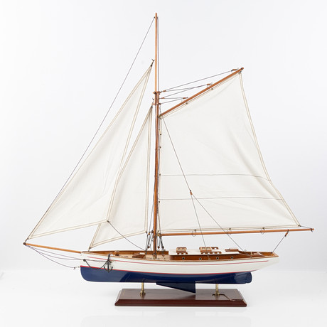 POND YACHT, seglande modell, bemålat köl, sydda segel, 1900-tal. på auktion hos Stockholms Auktionsverk Helsingborg