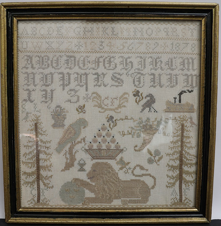 MÄRKTAVLA, daterad 1878, med broderad dekor. på auktion hos Falun Auktionsbyrå