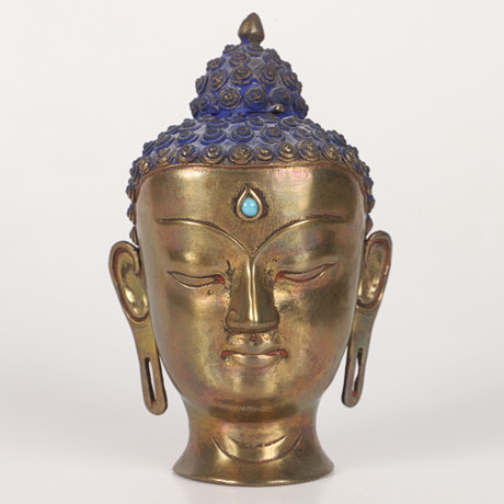 BUDDAH, huvud, mässing med dekorsten, Nepal, 1900-talets andra hälft. på auktion hos Helsingborgs Auktionskammare