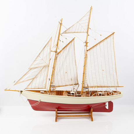 POND YACHT, seglande modell, 2-mastad, bemålat köl, sydda segel, 1900-tal. på auktion hos Stockholms Auktionsverk Helsingborg