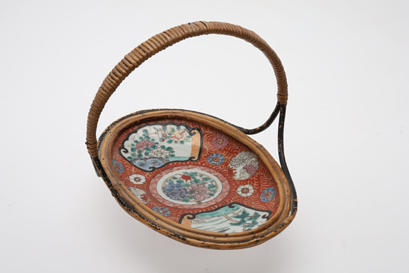 JAPANSK PORSLINSKORG, porslin, böjträ, Meiji-perioden, 1800/1900-tal. på auktion hos Örebro Stadsauktioner