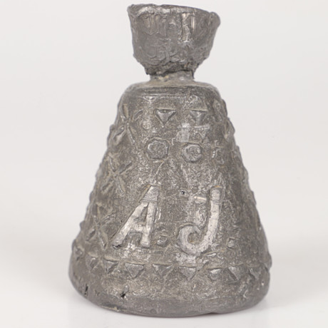 Vikt, metall med ägarmärke, tidigt 1900-tal. på auktion hos Helsingborgs Auktionskammare