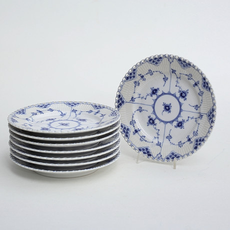 ASSIETTER, 8 st, "Musselmalet helblond, Royal Copenhagen, Danmark. på auktion hos Auktionshuset Thelin & Johansson
