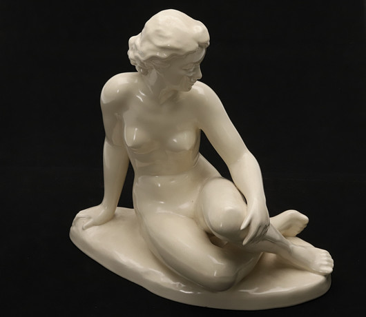FIGURIN, "Sittande kvinna", Cortendorf, 1950/60-tal. på auktion hos Örebro Stadsauktioner
