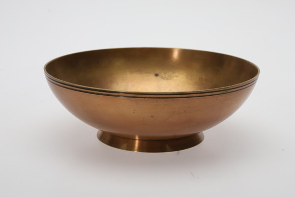 SKÅL PÅ FOT, brons, mitten av 1900-tal. på auktion hos Örebro Stadsauktioner