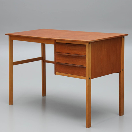 SKRIVBORD, fanerad i teak, 1950/60-tal. på auktion hos Auktionsmagasinet Vänersborg