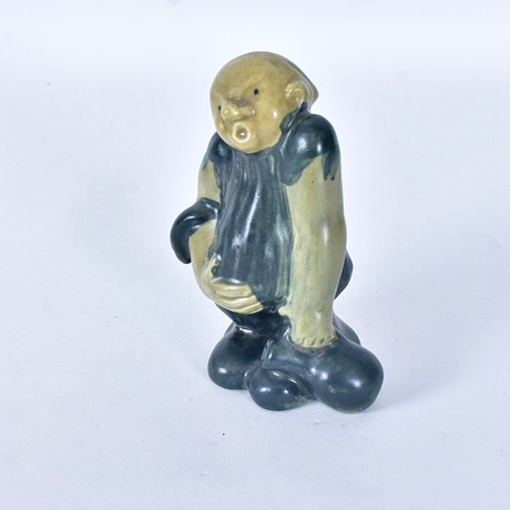 ÅKE HOLM. Skulptur, keramik, "Kullatroll", signerad, Höganäs. på auktion hos Halmstads Auktionskammare