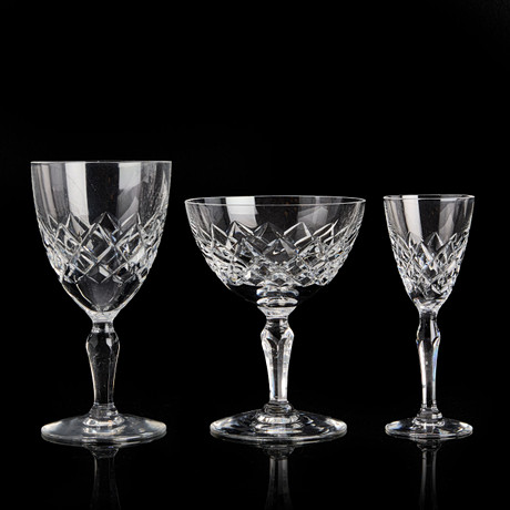 GUNNAR CYRÉN (1931–2013). Glasservis (22 delar), "Karolina", slipat klarglas, Orrefors. på auktion hos Crafoord Auktioner Stockholm