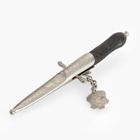 C. W. DAHLGREN. KNIV, Eskilstuna, omkring år 1900. Förnicklad, handtag i skuren trä. på auktion hos Crafoord Auktioner Stockholm