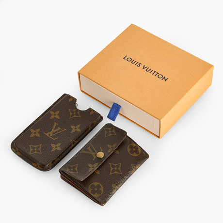 LOUIS VUITTON, plånbok samt fodral för mobiltelefon, monogramcanvas. på auktion hos Crafoord Auktioner Stockholm