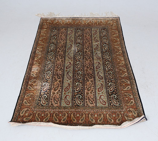 MATTA, orientalisk, Ghom, 150 cm x 107 cm. på auktion hos Gomér & Andersson Linköping