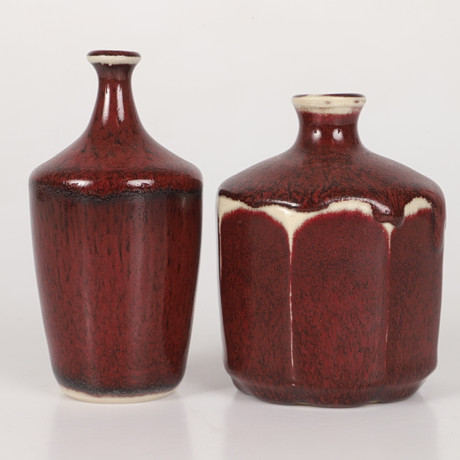 ROLF PALM. Vaser, 2 stycken, oxblodsglaserad keramik, Mölle, signerade, 1989-90. på auktion hos Helsingborgs Auktionskammare