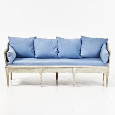 TRÅGSOFFA, omkring 1800, gustavianskt provinsarbete, skuren dekor, vitmålad, lösa kuddar. på auktion hos Stockholms Auktionsverk Magasin 5