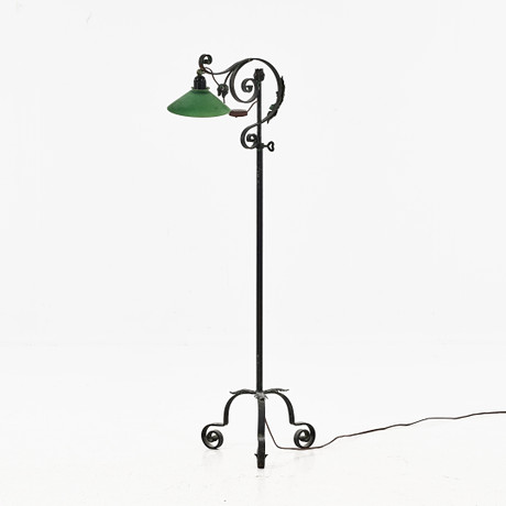 GOLVLAMPA, 1930-tal, patinerad metall, glasskärm. på auktion hos Stockholms Auktionsverk Magasin 5