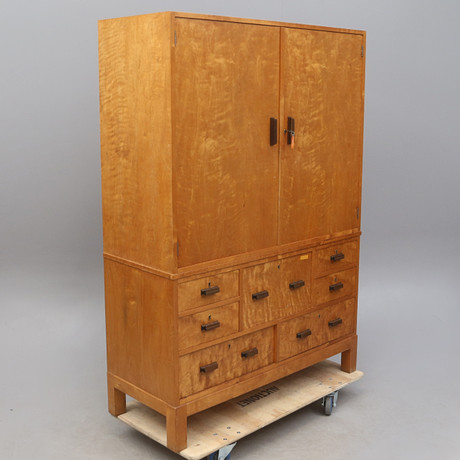 GOLVSKÅP, med lådor, tvådelat, björk, 1930-tal. på auktion hos Kalmar Auktionsverk
