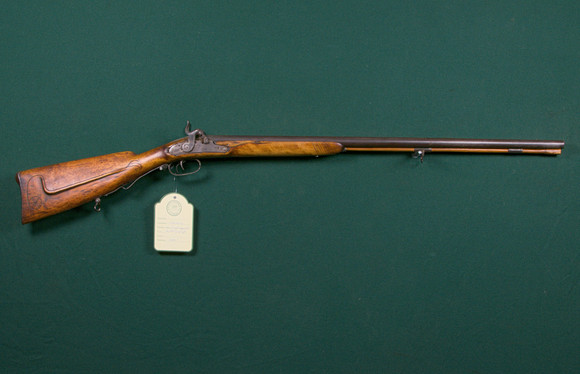 Slaglåsgevär, svenskt, dubbelpipigt, 1800-tal. på auktion hos Mauritz Widforss