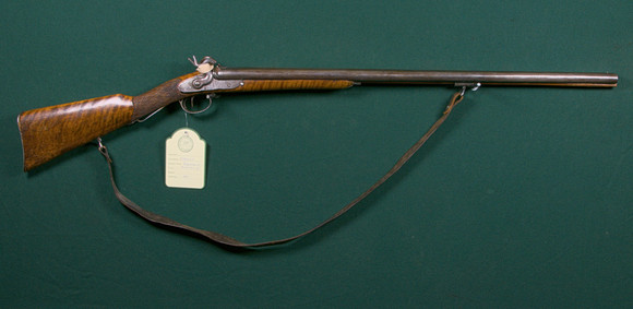 Slaglåsgevär, svenskt, dubbelpipigt, 1800-tal. på auktion hos Mauritz Widforss