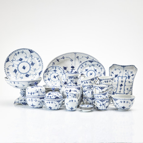 ROYAL COPENHAGEN, 35 dlr., kaffe-matservisdelar, "Musselmalet", porslin, Danmark. på auktion hos Stockholms Auktionsverk Magasin 5