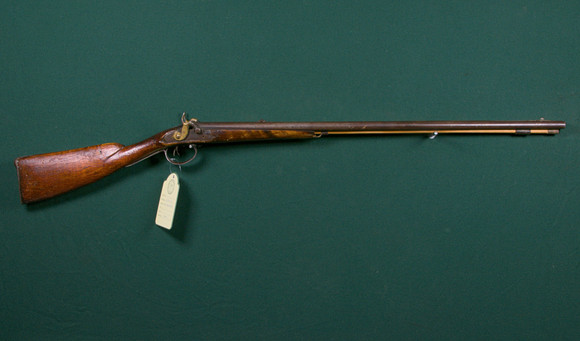 Slaglåsgevär, svenskt, dubbelpipigt, 1800-tal. på auktion hos Mauritz Widforss