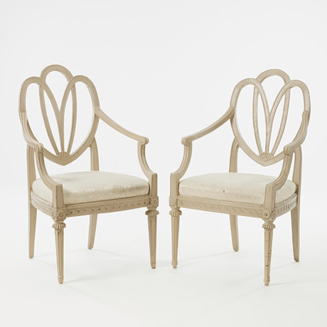KARMSTOLAR, 1 par, 1800-talets början, Lindome, skuren dekor, bemålade i pärlgrått. på auktion hos Stockholms Auktionsverk Magasin 5