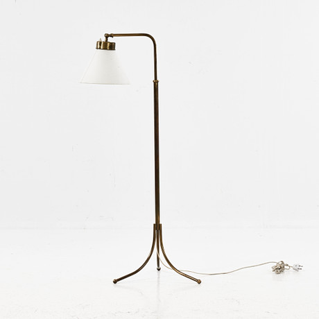 JOSEF FRANK. Golvlampa, modell 1842, Firma Svenskt Tenn, mässing. på auktion hos Stockholms Auktionsverk Magasin 5