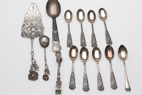 BESTICK & TÅRTSPADE, silver 189 g. på auktion hos Örebro Stadsauktioner
