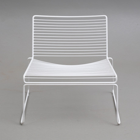 HEE WELLING. "Hee Lounge Chair", fåtölj, för Hay, lackerad metall. på auktion hos Auktionshuset Thelin & Johansson