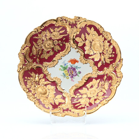 MEISSEN SKÅLFAT. Porslin med polykrom samt förgylld dekor. 1900-tal. Certifikat medföljer. på auktion hos Skånes Auktionsverk