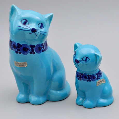 MÄRTA GRUNDITZ, KATTSKULPTURER, 2 ST, GULDKROKEN "HJO". på auktion hos Auktionskammaren Sydost Kalmar