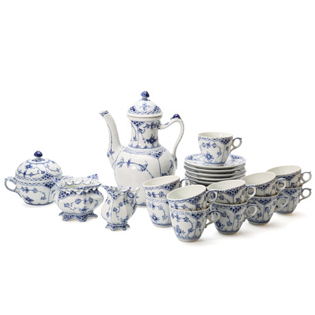 SERVISDELAR, 27 delar, porslin, "Musselmalet halv/helblond", Royal Copenhagen, Danmark. på auktion hos Auktionsmagasinet Vänersborg