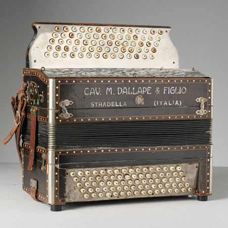 Knappdragspel, Cav. M. Dallapé & Figlio, Stradella, Italien, 1920/30-tal. på auktion hos Wickmans