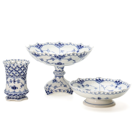 FAT samt VAS, 3 delar, "Musselmalet helblond", Royal Copenhagen, Danmark. på auktion hos Auktionsmagasinet Vänersborg