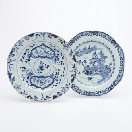 TALLRIKAR, 2 ST, Kina, porslin med koboltblå måleri, Qianlong (1736-1795). på auktion hos Crafoord Auktioner Lund