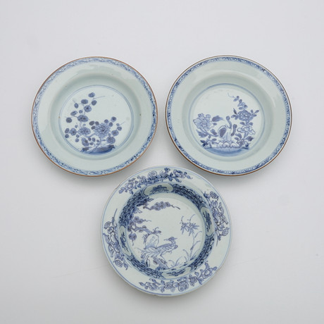BÄRSKÅLAR, 3 ST, Kina, porslin med måleri i koboltblått, Qianlong (1736-1795). på auktion hos Crafoord Auktioner Lund