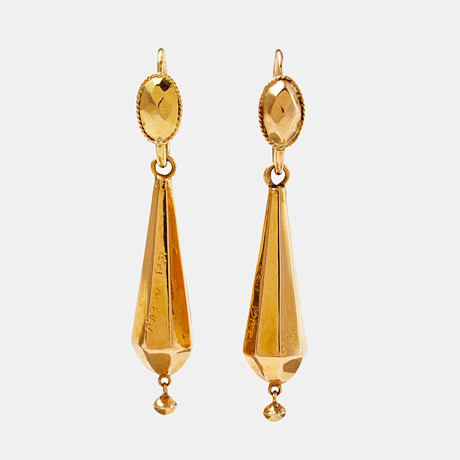 ÖRHÄNGEN, 1 par, 18 k guld, Peter Mothe, Halmstad, verksam 1811-1813, droppformade, behängda med kläppar. på auktion hos Stockholms Auktionsverk Sickla