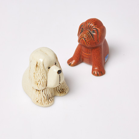 LISA LARSON. Figuriner, 2 st, spaniel och boxer, delvis etikettmärkt, Gustavsberg. på auktion hos Stockholms Auktionsverk Sickla
