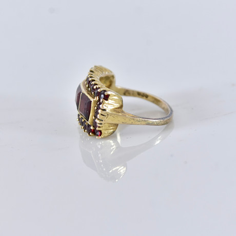 RING, förgyllt silver med granater, svensk importstämpel. på auktion hos Halmstads Auktionskammare