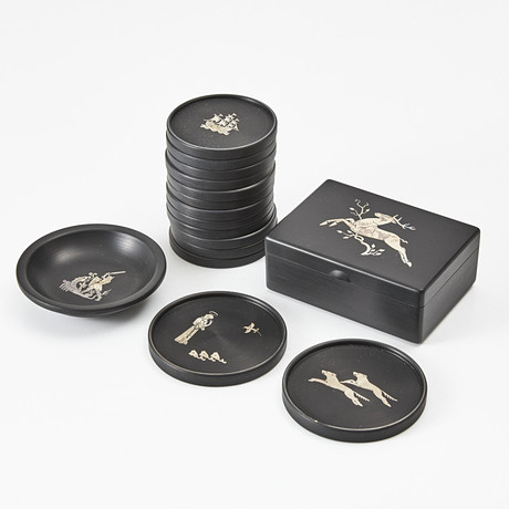 PERSTORP, ask med lock, skål, coasters, 12+2 st, isolit med inläggningar av silver, 1960-tal, olika årsindex. på auktion hos Stockholms Auktionsverk Magasin 5