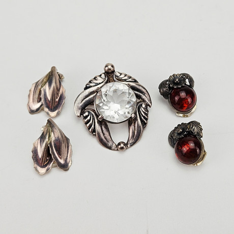 BROSCH OCH ÖRHÄNGEN, 3 delar, silver, bland annat From. på auktion hos Auktionshuset Thörner & Ek