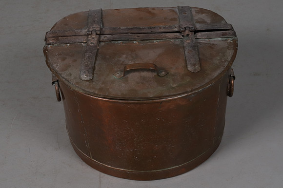 Kolbox, koppar, lock med metallbeslag, 1800-tal. på auktion hos Örebro Stadsauktioner