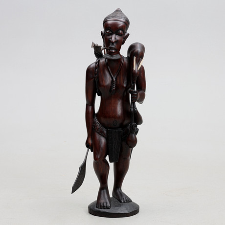 TRÄSKULPTUR, krigare, Afrika. på auktion hos Gomér & Andersson Jönköping