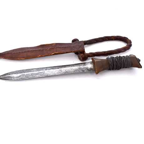 DOLK I BALJA, så kallad Arm Dagger, Sudan, 1900-talets 1 hälft eller mitt. på auktion hos Halmstads Auktionskammare