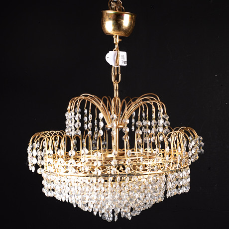 TAKLAMPA, behängd med prismor, 1900-talets senare del. på auktion hos Handelslagret Auktionsservice
