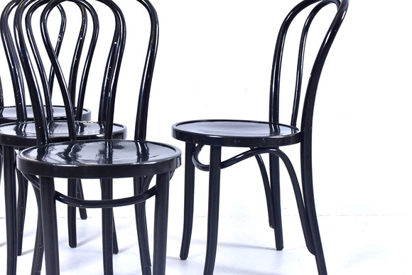 GILLIS LUNDGREN. Stolar, 6 st, "Ögla", böjträ, IKEA, 1900-talets andra hälft. på auktion hos Halmstads Auktionskammare